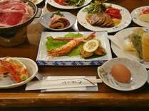 *夕食一例／地元の素材ををふんだんに使用した和洋折衷料理をご用意いたします。