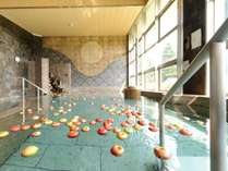 りんご風呂（9月-１月）甘酸っぱい～香り漂う奥久慈産りんごを浮かべた温泉大浴場