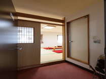 全客室はとても開放的で快適な空間となっておりますので、伸び伸びとリラックスすることができます。