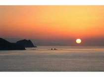 四季を通じて日本海の夕日はさまざまな表情を見せてくれます！