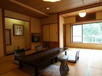 早川の渓流を望む客室例
