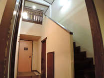 【メゾネットルーム一例】ベッドルーム＋和室スペースは階段を上がった2階にございます。