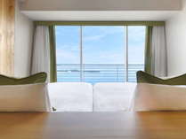 ベッドに横たわりながら空と琵琶湖が目の前に広がります。『Natura（ナチュラ)』ツイン（40平米）