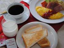 ご朝食【洋食一例】トースト・プレーンオムレツ・サラダ・牛乳またはオレンジジュース