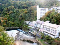 *外観／当館の目の前を阿賀川が流れ、自然を感じながら癒しの時間をお過ごし頂けます。