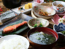 【朝食】白く輝くふっくらご飯は宮城県産の『ひとめぼれ』