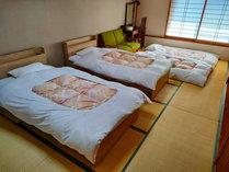 和室ベット　※ベットは2台となります。3名様以上の場合、畳の上に布団となります。