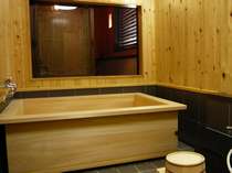 木の温かさぬくもりを一番肌で感じることの出来る場所として檜のお風呂がお客様をおもてなししてくれます。