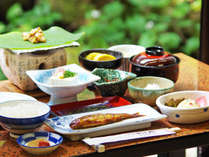 *朝食　川魚料理又は焼き魚、飛騨名物【朴葉味噌】、サラダ・卵料理などをご用意。