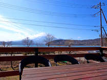 トレーラーハウスからは山中湖と富士山を眺められます
