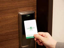 客室カードキーと連動して、お客様のご利用階にのみ停止するエレベーターシステムを採用しています。