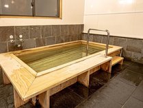 *【共用風呂】男女入れ替え制の共用風呂が2つございます。こちらは檜風呂です。
