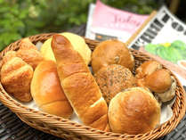 ・軽朝食パン／毎朝6時～10時まで1Fバーラウンジにて無料提供