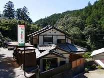 日本最古の湯として愛される『湯の峰温泉』に源泉かけ流しの内湯があるゲストハウスが誕生！　熊野古道を歩く外国人バックパッカーと国際交流しましょう！　熊野古道と世界遺産「つぼ湯」がすぐ傍