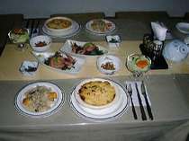 夕食一例、肉・魚各一品、刺身、サラダ、煮物、漬物、ご飯、味噌汁