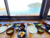 朝食は焼き魚メインの日替り和食になります。
