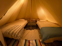 テント内は快適ツインベッドです♪