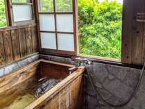 沖縄では珍しい檜風呂。窓を開け放つと半露天風呂のように。木々の木漏れ日の中でゆっくりお寛ぎください。