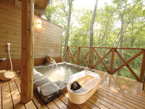 【貸切風呂一例】和風露天風呂。開放感あふれる小川沿いの温泉露天風呂です。