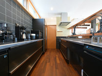 ハミング【キッチン】黒とシルバーで統一したスタイリッシュなシステムキッチン。