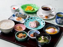 【和朝食】目覚めのお食事は和食から。小鉢を籠盛りにした目にも楽しい朝食で一日のスタートを♪