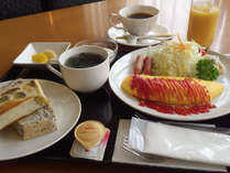 ・【朝食】人気のオムレツがついた洋食の一例です。