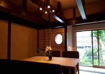 客室【月庭(TSUKITEI)】8畳2間続き、ローテーブル・椅子・ソファー付き、浴場に一番近いお部屋です。