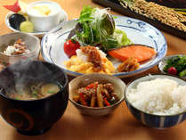 【料理】朝食。和定食です。自家製米のごはんはおかわり自由！