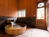 【客室風呂の一例】特別室「紅葉」の桶風呂です。
