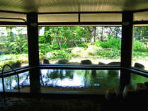 *開放感あふれる大浴場で、飯坂特有の熱めの温泉をお楽しみください。【加水は一切しておりません。】