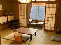 和室6畳のお部屋ですが、道沿いにあり吉野山のメインストリートを上から眺められて楽しいですよ♪