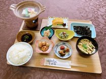 葛切りが入った湯豆腐と、美味しいだし巻、可愛い小鉢が並んだ朝食プレートです！炊き立てのご飯とともに♪