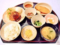 夕食日替わり定食例/サラダ&ドリンクバー無料