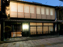 ≪外観（裏側）≫新橋通りに面した当館裏側。伝統的な京町家の造りです。