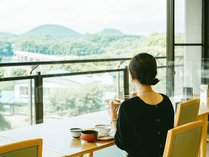 【食堂】朝の爽やかな空気の中で、御所湖の絶景を眺めながらの朝食は格別です♪