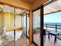 スタンダード和洋室のビューバスと海一望テラス温泉露天風呂。