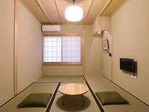 客室２「桃」、客室３『菫』は本館２階、静かで落ち着いた６畳間です。３名様までご宿泊可能。