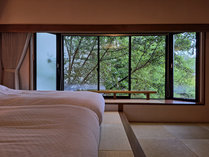 和風の落ち着いた雰囲気にシーリー社製ベッドを備えた部屋はコンパクトでありながら機能的。