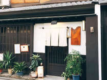 【佳久】押小路通沿いに佇む昔ながらの京町家。