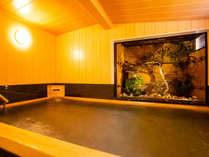 当館の内湯は小さいです。城崎では条例があり内湯の大きさが制限されています。大きなお風呂は外湯へGO！