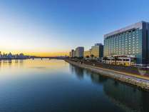夕焼けと大淀川とホテル