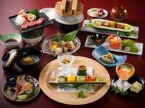すゞやの特選会席【季鈴】加賀の山海の幸をふんだんに取り入れた料理長渾身の品々が並びます。