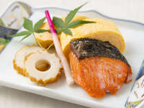 ・【和朝食一例】定番の焼き魚と卵焼きでタンパク質補給