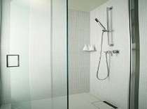 清潔感を感じさせる白いタイルと鏡面を基調にしたシャワーブースタイプのバスルーム