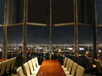 7mの高さのある窓からは大阪と神戸の夜景を一望することができます。