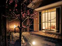 世界に誇る伏見稲荷大社へ徒歩８分場所に立地するお庭付き別荘一棟貸しでございます。閑静な夜間、インターネット完備、４寝室最大９名、カップル、ご友人や家族の京都旅行に大変おすすめ。