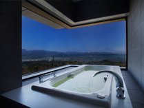 お風呂からも眺めが楽しめるビューバス（コーナースイート87平米）