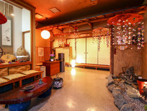 #和風アンティークが飾る館内_手作りの飾り雛や民芸品などが飾られています♪　