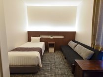 ２F宿泊フロアの客室（シングルユース仕様）ツインで使用の際は、ソファーがベッドになります。