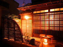 ・京町家入口です。幻想的な雰囲気を醸し出しています